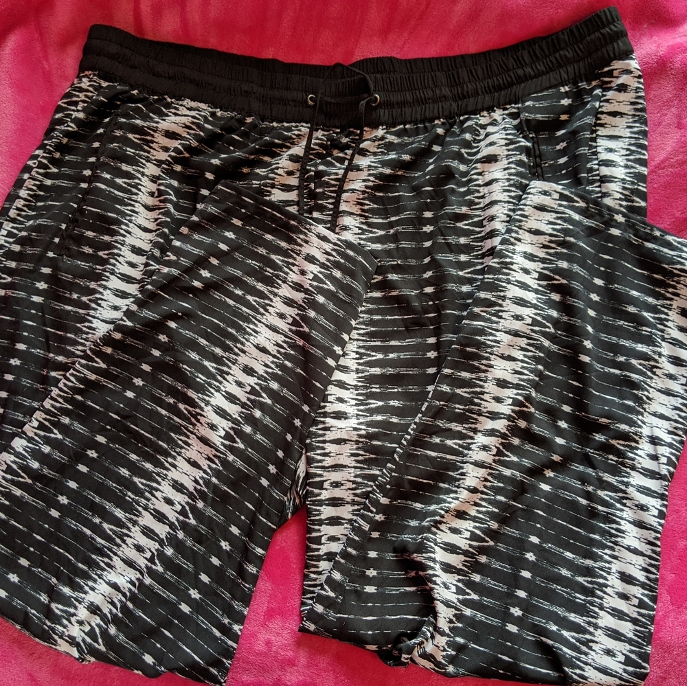 Black and white Jessica Simpson pants